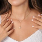 Collier V avec perle suspendu – Image 2
