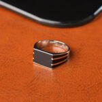 Chevalière XXL en Argent 925 aux Bandes Noires Athlétiques