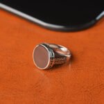 Chevalière Ronde en Argent 925 avec Frise Géométrique Ocre