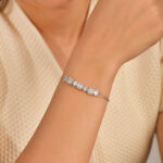 Femme portant un bracelet barrette baguettes en argent 925 à zircons