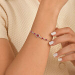 Femme portant un bracelet gouttes rouges en argent 925 aux zircons rubis