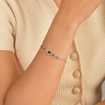 Femme portant un bracelet gouttes vertes en argent 925 aux zircons émeraude