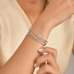 Femme portant un bracelet jonc entrelacé en argent 925 pavé de zircons