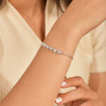 Femme portant un bracelet rivière triangles en argent 925 à zircons