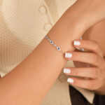 Femme portant un bracelet triple œil bleu en argent 925 nazar