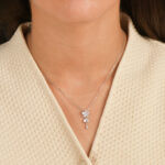 Femme portant un collier cascade de gouttes en argent 925 serti de zircons