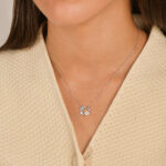 Femme portant un collier cercle papillon bleu en argent 925 et fleur nacre