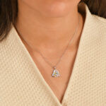 Femme portant un collier cœur multicolore en argent 925 aux zircons pastel