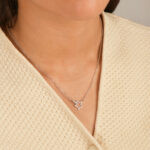 Femme portant un collier étoile ajourée en argent 925 pavé de zircons