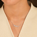 Femme portant le collier Étoile Filante en argent 925 avec pendentif étoile scintillant — Khmissa Jewels