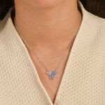 Femme portant un collier fleurs bleues en argent 925 aux zircons saphir