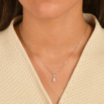 Femme portant le collier goutte en argent 925 pendentif poire zircon — Khmissa Jewels