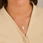 Femme portant un collier Khmissa nacre en argent 925, pendentif main de Fatma