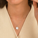 Femme portant le collier médaillon nacre en argent 925 avec fleurs de zircon — Khmissa Jewels